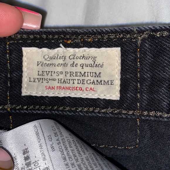 Black distressed Levi’s denim shorts. Size W26. High rise with 4 buttons. - Picture 3 of 5